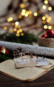 Превью обои очки, книга, конверт, украшения, новый год, рождество