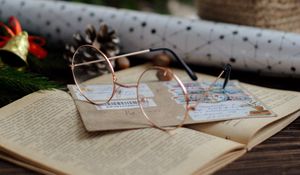 Превью обои очки, книга, конверт, украшения, новый год, рождество