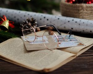 Превью обои очки, книга, конверт, украшения, новый год, рождество