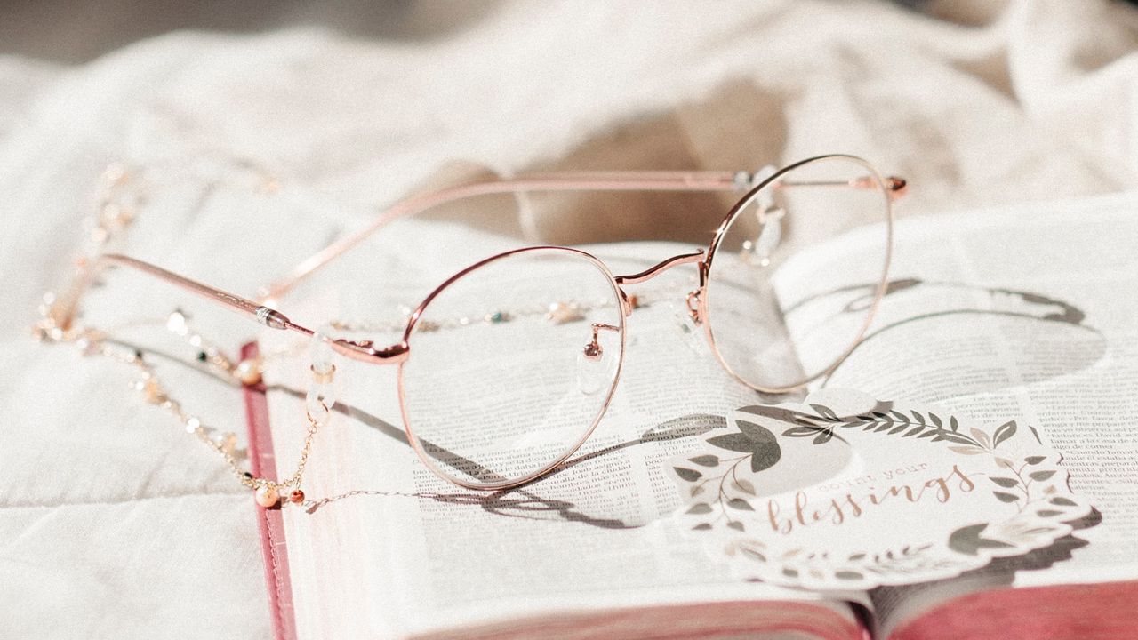 Обои очки, книга, ткань, белый