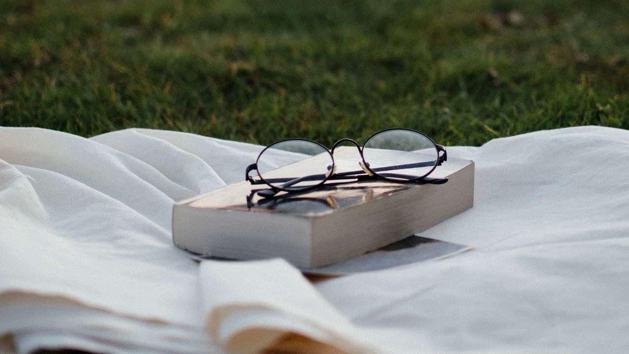 Обои очки, книга, трава, отдых
