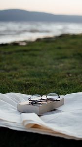Превью обои очки, книга, трава, отдых