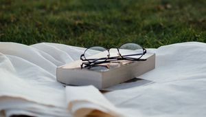 Превью обои очки, книга, трава, отдых
