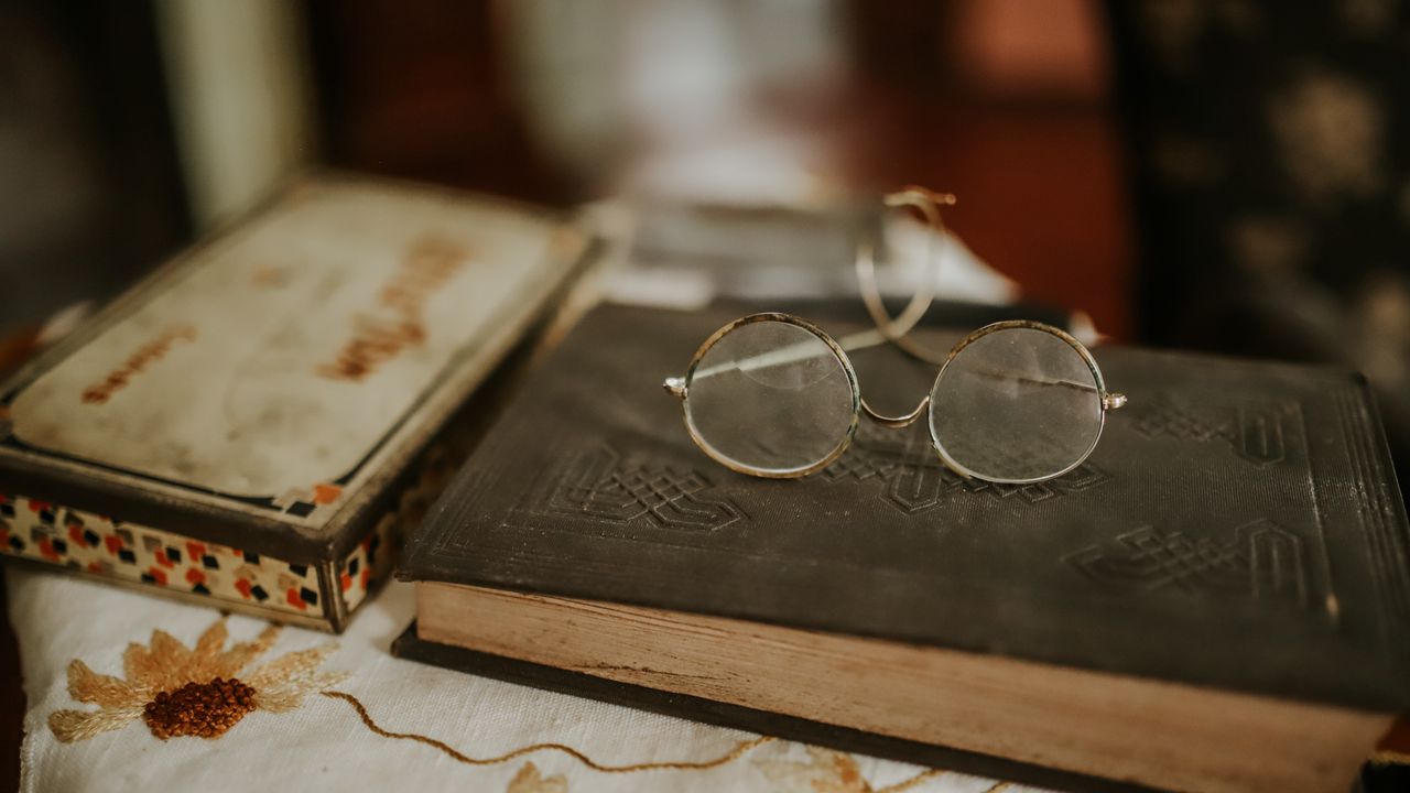 Обои очки, книга, винтаж