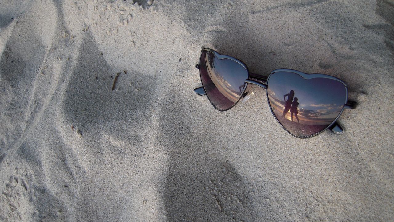 Обои очки, песок, отражение