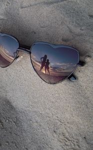 Превью обои очки, песок, отражение