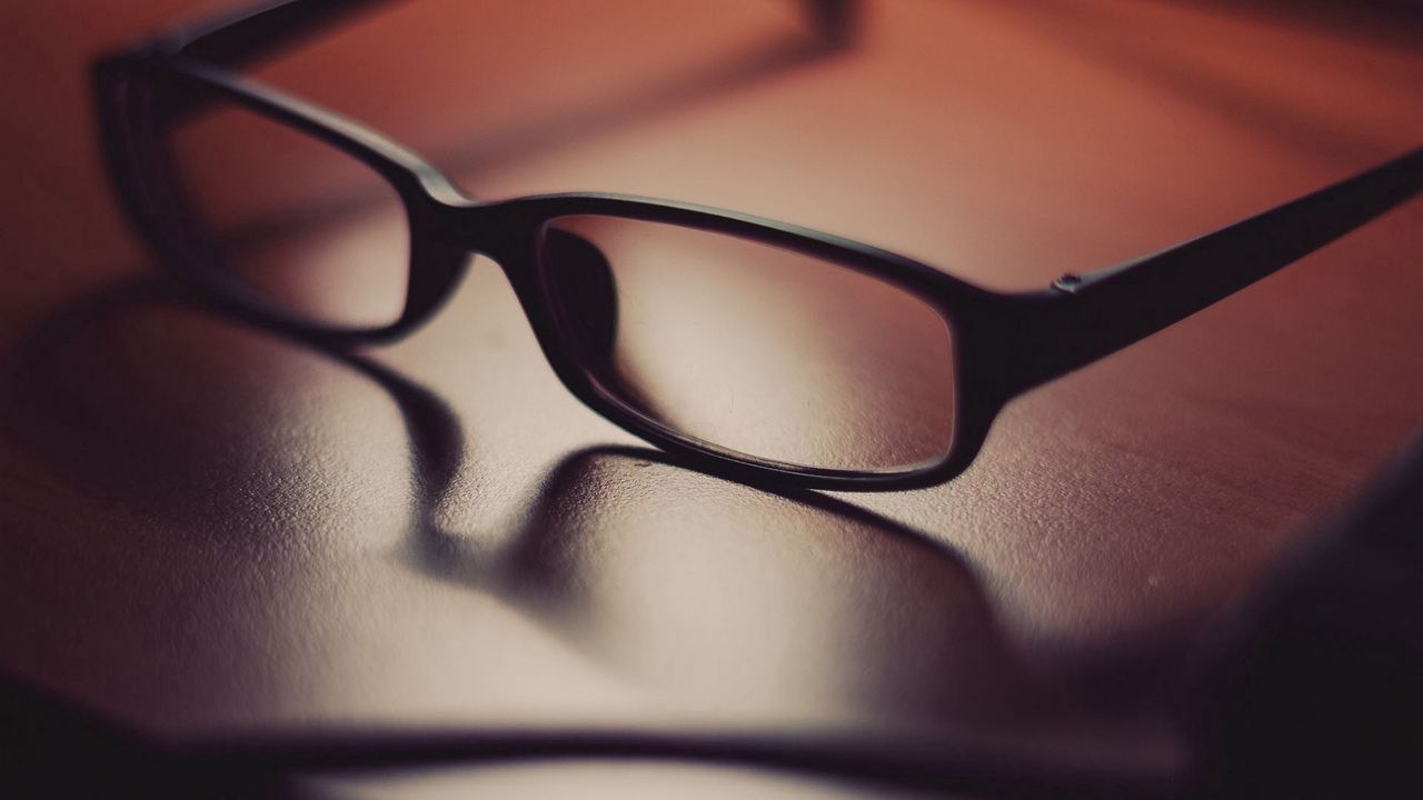 Обои очки, поверхность, тень, стекло, линзы, оправа