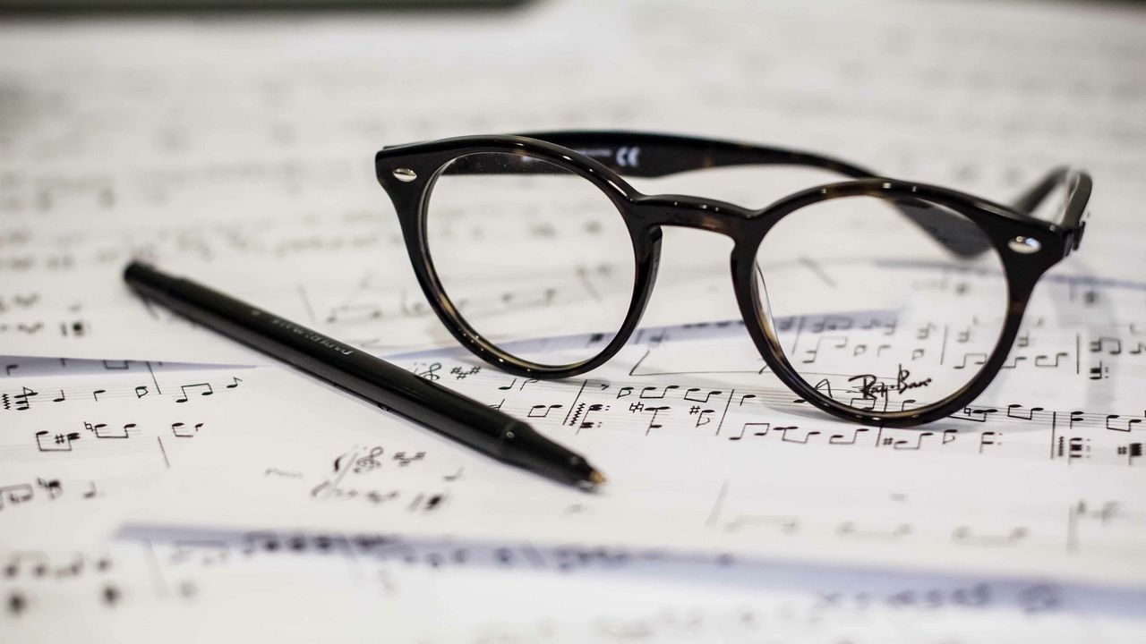 Обои очки, ручка, ноты