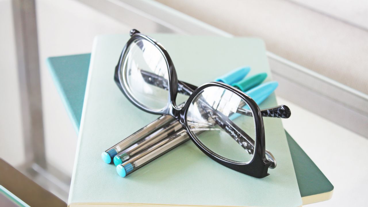 Обои очки, ручки, тетради, учеба