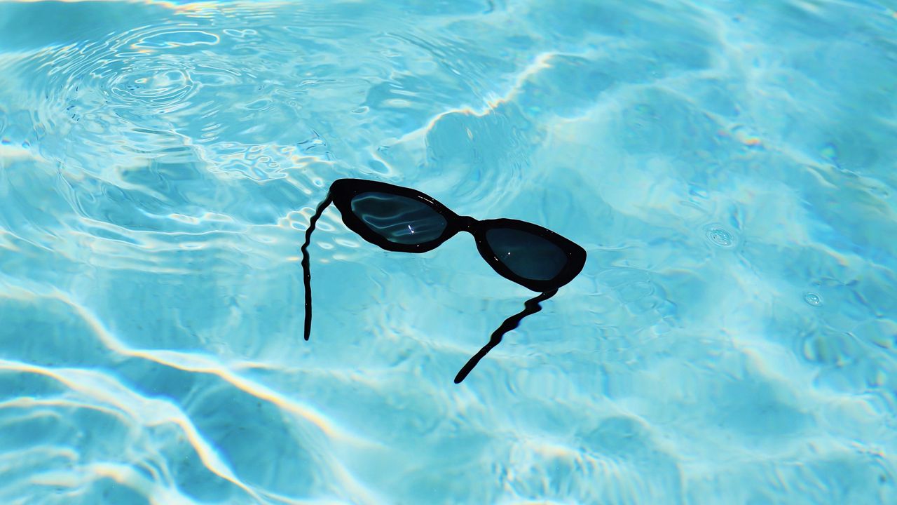 Обои очки, вода, волны, блики, бассейн