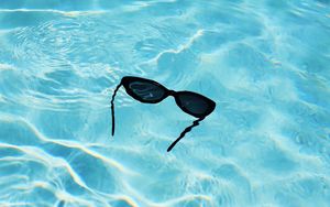 Превью обои очки, вода, волны, блики, бассейн