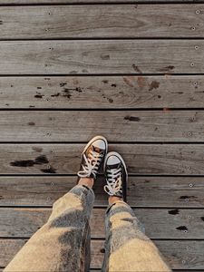 Превью обои одиночество, кеды, ноги, деревянный
