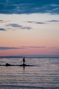 Превью обои одиночество, одинокий, море, сумерки