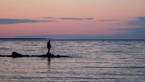Превью обои одиночество, одинокий, море, сумерки