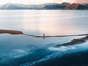 Превью обои одиночество, одинокий, море, горы, небо