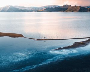 Превью обои одиночество, одинокий, море, горы, небо