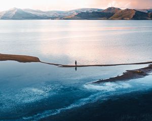 Превью обои одиночество, одинокий, море, горы, долина