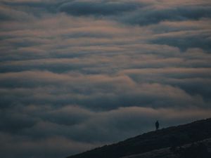 Превью обои одиночество, одинокий, облака, холм, даль