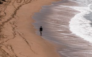 Превью обои одиночество, одинокий, побережье, прогулка, море