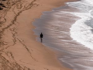 Превью обои одиночество, одинокий, побережье, прогулка, море