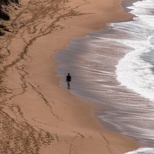 Превью обои одиночество, одинокий, побережье, прогулка, море