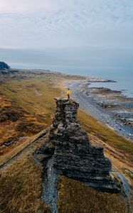 Превью обои одиночество, одинокий, скала, побережье, море, небо