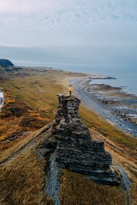 Превью обои одиночество, одинокий, скала, побережье, море, небо