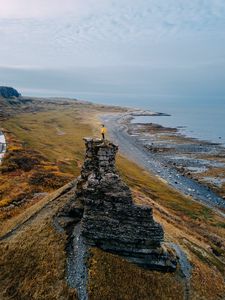 Превью обои одиночество, одинокий, скала, побережье, море, небо