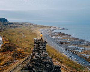 Превью обои одиночество, одинокий, скала, побережье, море, небо