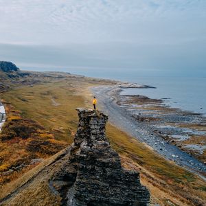 Превью обои одиночество, одинокий, скала, побережье, море, небо