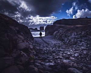 Превью обои одиночество, скалы, человек, берег, море, камни