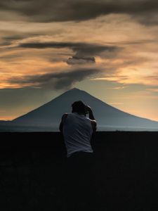 Превью обои одинокий, фотограф, силуэт, гора
