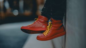 Превью обои одинокий, кроссовки, красный, ноги, улица