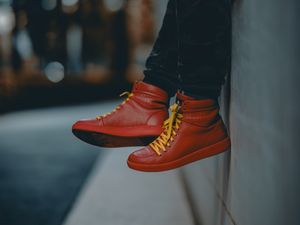 Превью обои одинокий, кроссовки, красный, ноги, улица