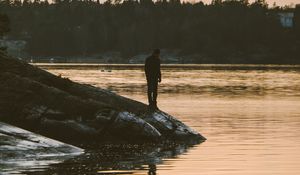 Превью обои одинокий, одиночество, берег, вода