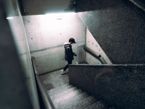 Превью обои одинокий, одиночество, фотограф, кепка, лестница