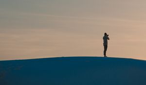 Превью обои одинокий, одиночество, горизонт, фотограф