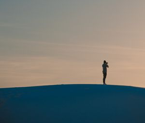 Превью обои одинокий, одиночество, горизонт, фотограф