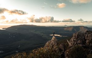 Превью обои одинокий, одиночество, скала, горы