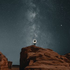 Превью обои одинокий, одиночество, скалы, каньон, ночь