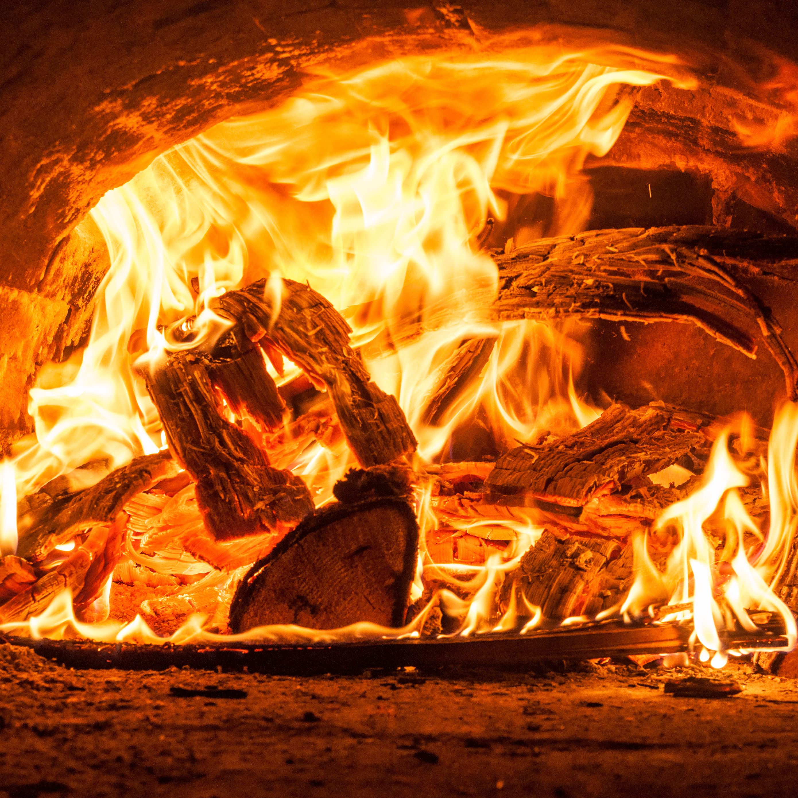 Температура костра на дровах. Огонь дрова. Огонь в печи. Полено для костра. Огненная печь.