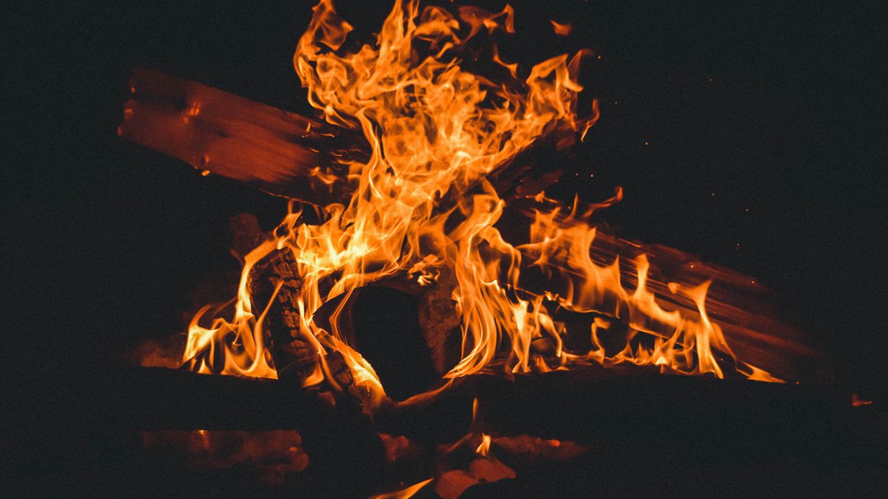 Обои огонь, костер, дрова, пламя, темный, горение