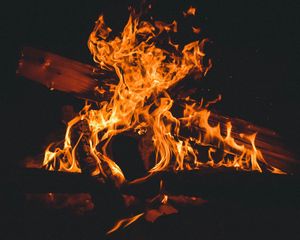 Превью обои огонь, костер, дрова, пламя, темный, горение