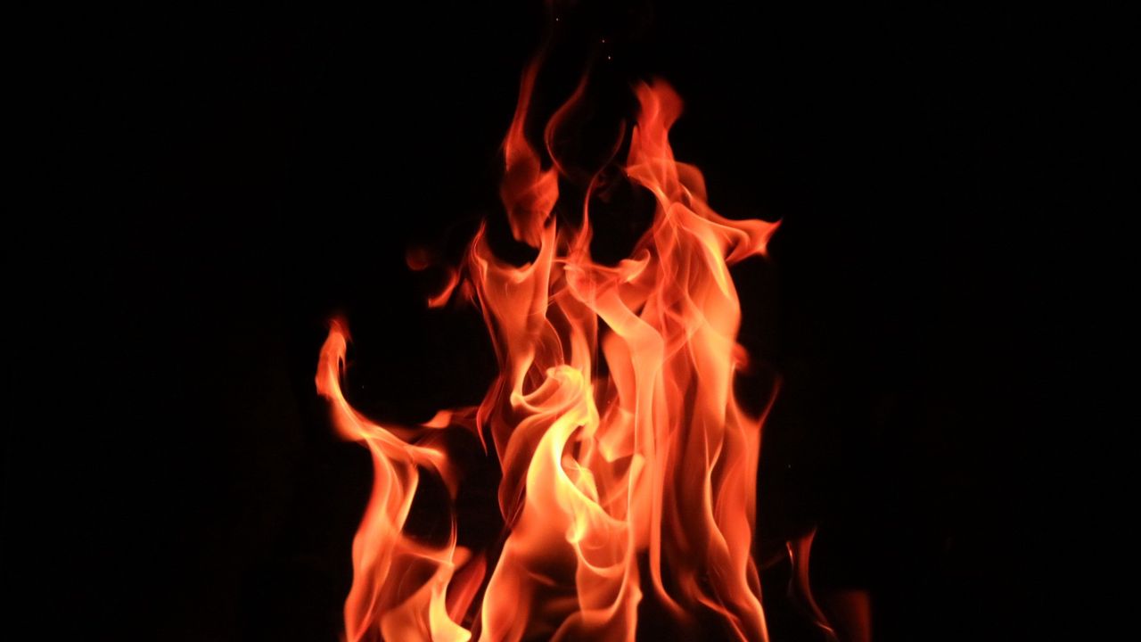 Обои огонь, пламя, темный фон