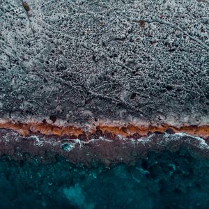 Превью обои океан, берег, вид сверху, вода, камни, поверхность, ребристый