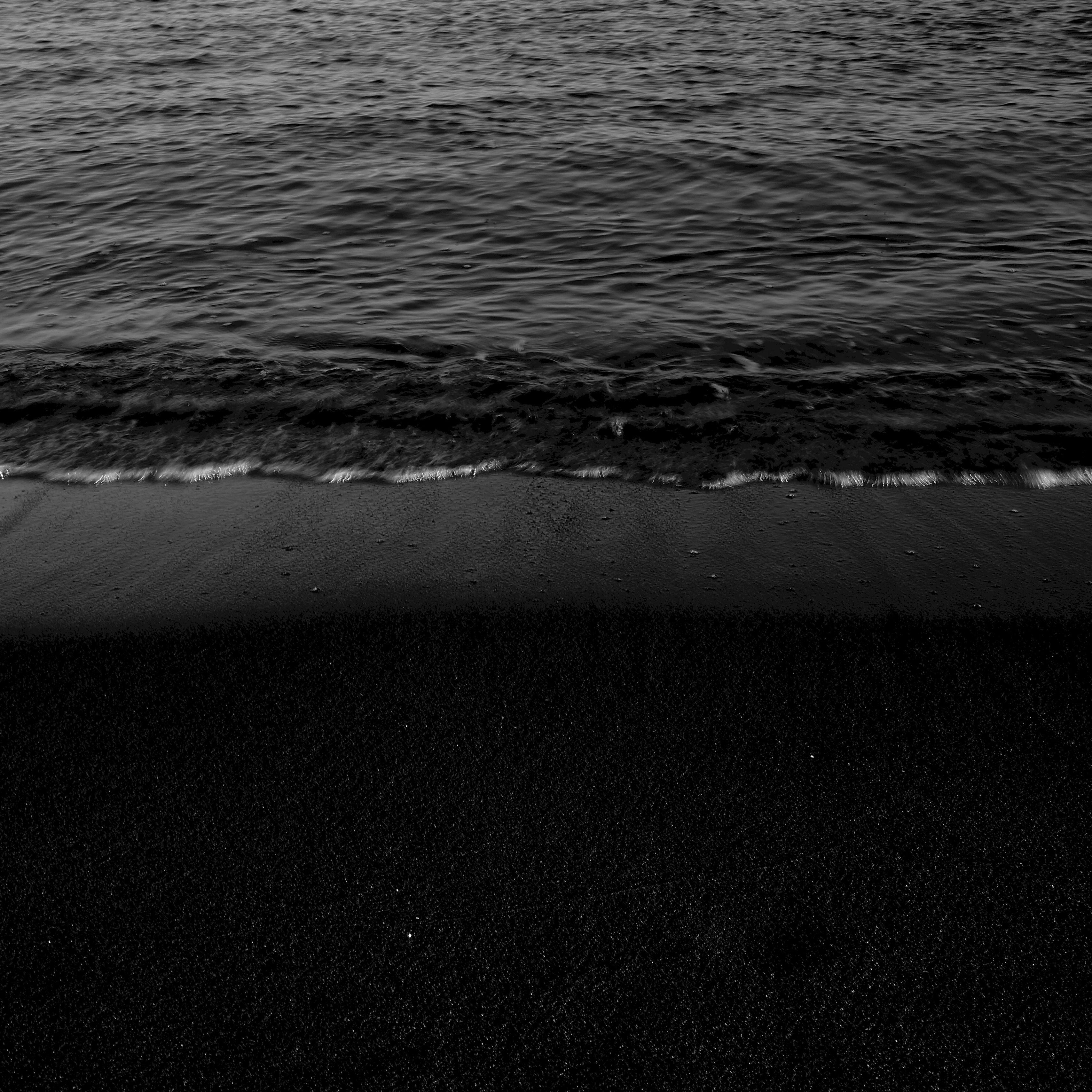 море в черно белом
