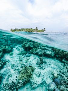 Превью обои океан, подводный мир, вода, остров, небо