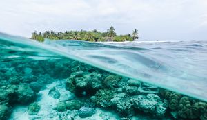 Превью обои океан, подводный мир, вода, остров, небо