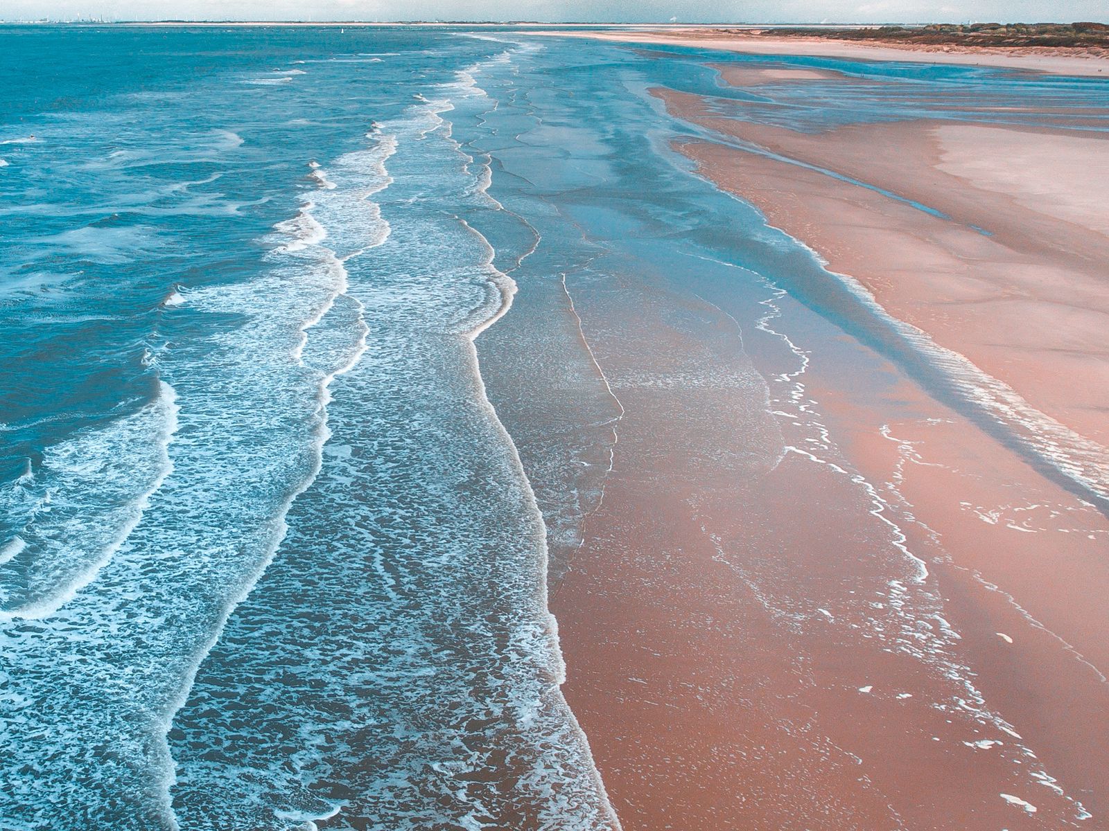 Слушать 2 океана. Море пляж. Волны на песке. Фон море пляж. Бирюзовый океан и белый песок.