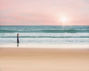 Превью обои океан, ребенок, берег, прибой, прогулка, горизонт, пастельный